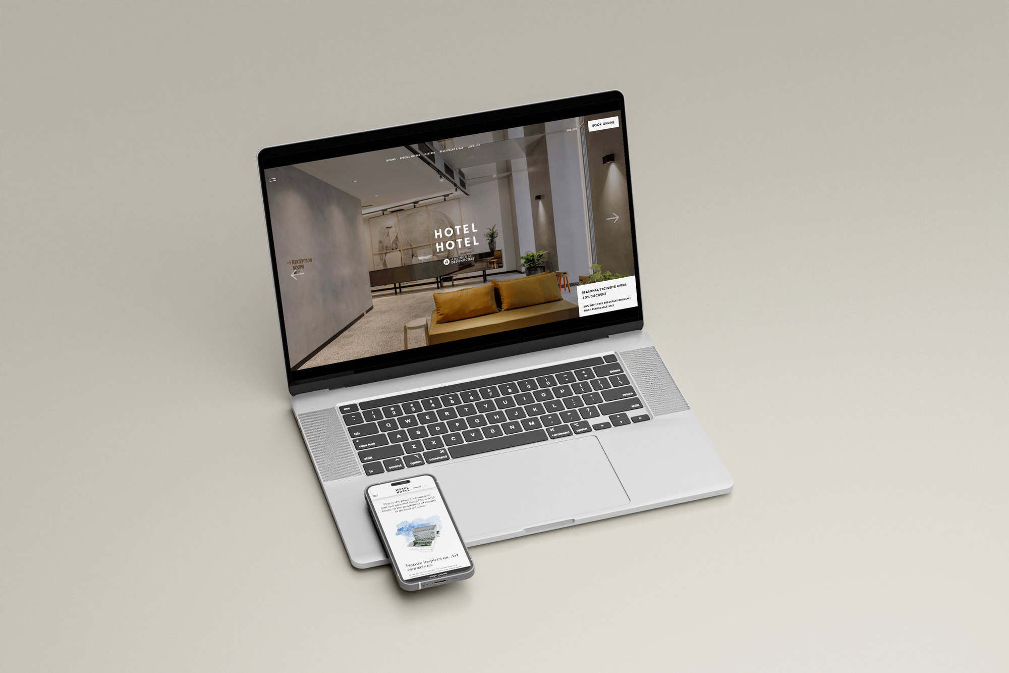 Laptop e smartphone exibindo site de hotelaria moderno e responsivo.